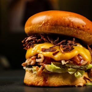 Hamburguesa con queso y papas