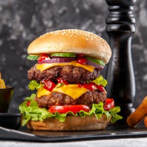 Hamburguesa con queso y pepinillos doble