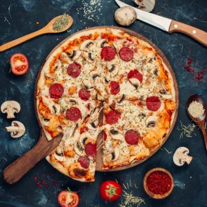Pizza pepperoni con champiñones